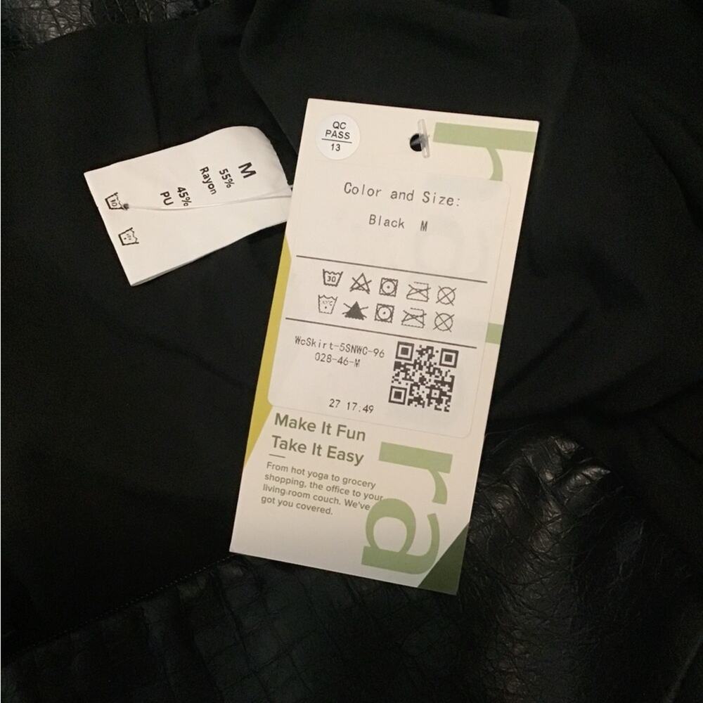 NWT HALARA Faux Leather Animal Skin Mini Skirt size Medium Black - Picture 5 of 5